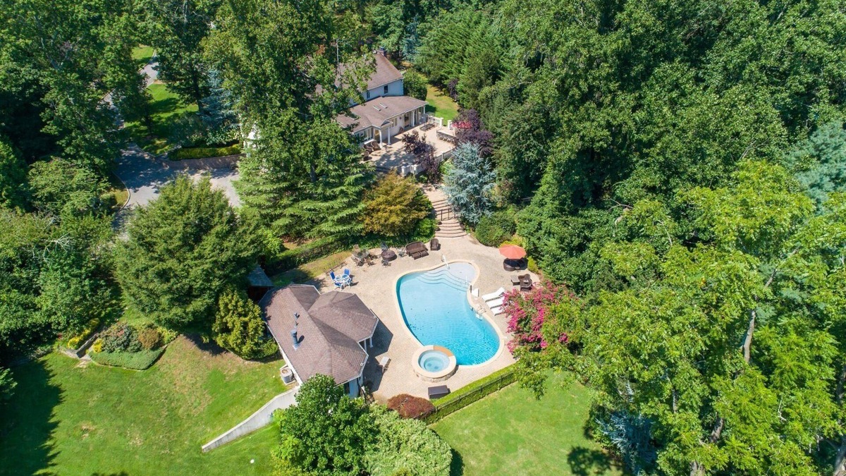 Old Westbury Villa | Serene Haven: Stunning Yard, Pool, and Views