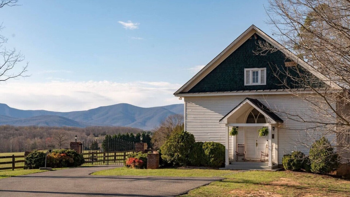 Goode House | Serene History-Soaked Retreat | VA Countryside