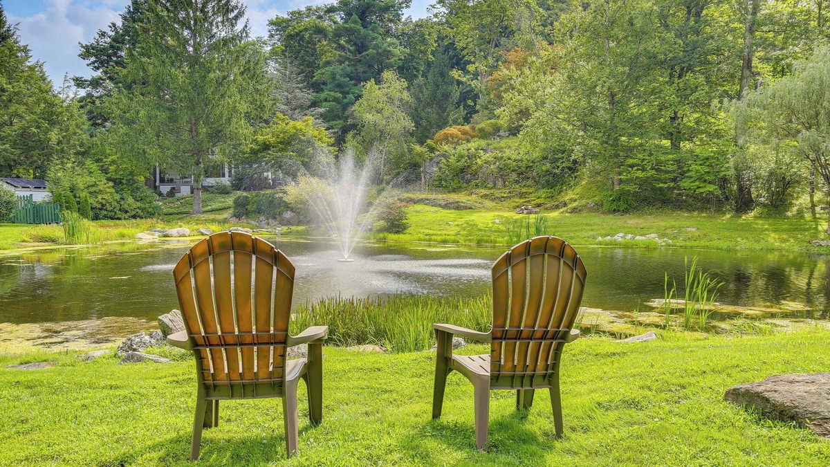 Holmes Cottage | Serene Holmes Cottage Near Lakes & Trails!