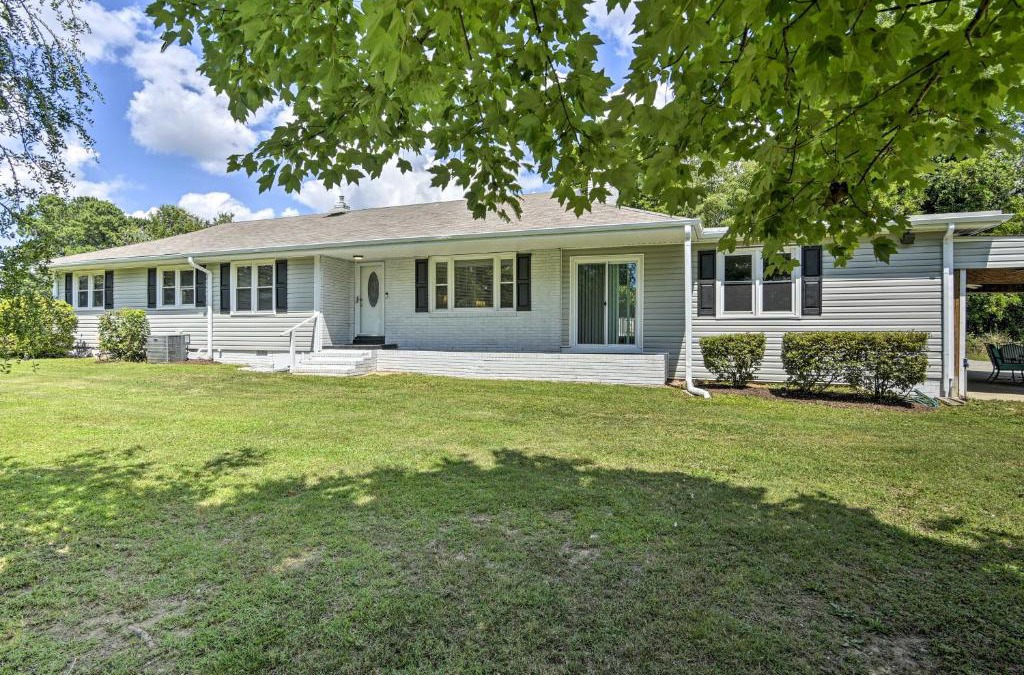 Greensboro House | Serene Home on Pond - 5 Mi to Dtwn Greensboro
