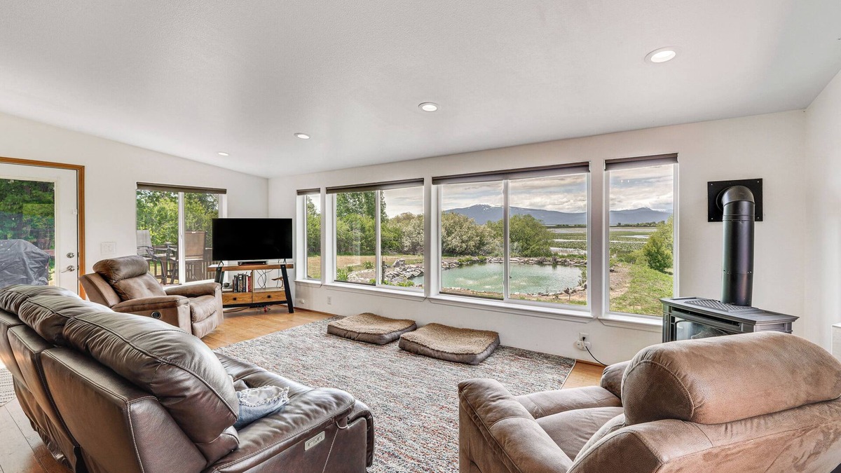 Klamath County House | Serene Home w/On-Site Pond & Decks in Chiloquin!