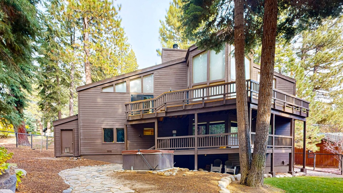 Ponderosa Palisades House | Serene home with fireplace, wood stove, kitchen, W/D, hot tub, & gas grill