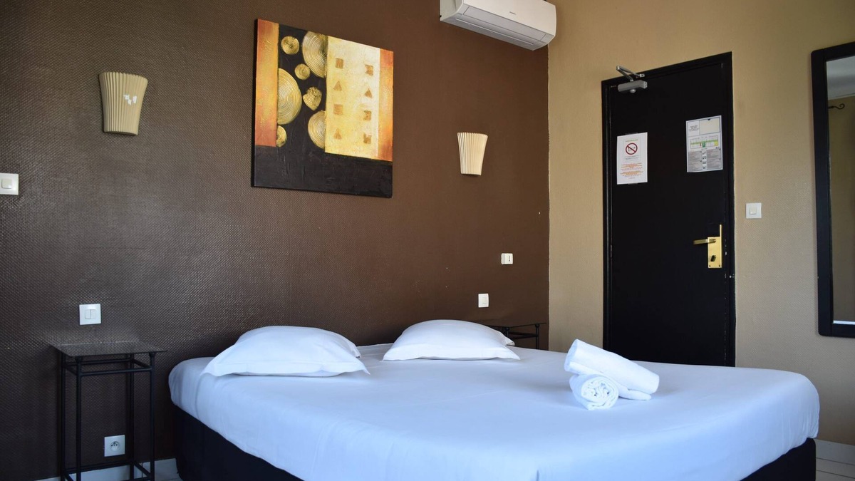 Sanary-sur-Mer Hotel | Serene Hotel Experience with Lush Gardens and Relaxing Sun Deck