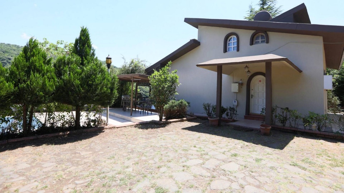 Beykoz Apartment | Serene House Surrounded by Nature in Beykoz
