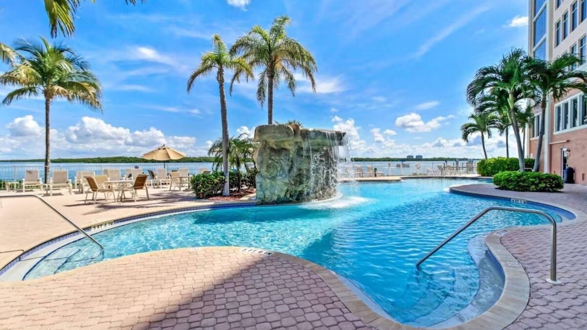 Fort Myers Beach Hotel | Serene Island Getaway: Spacious Suites w/Balconies & Pool Access