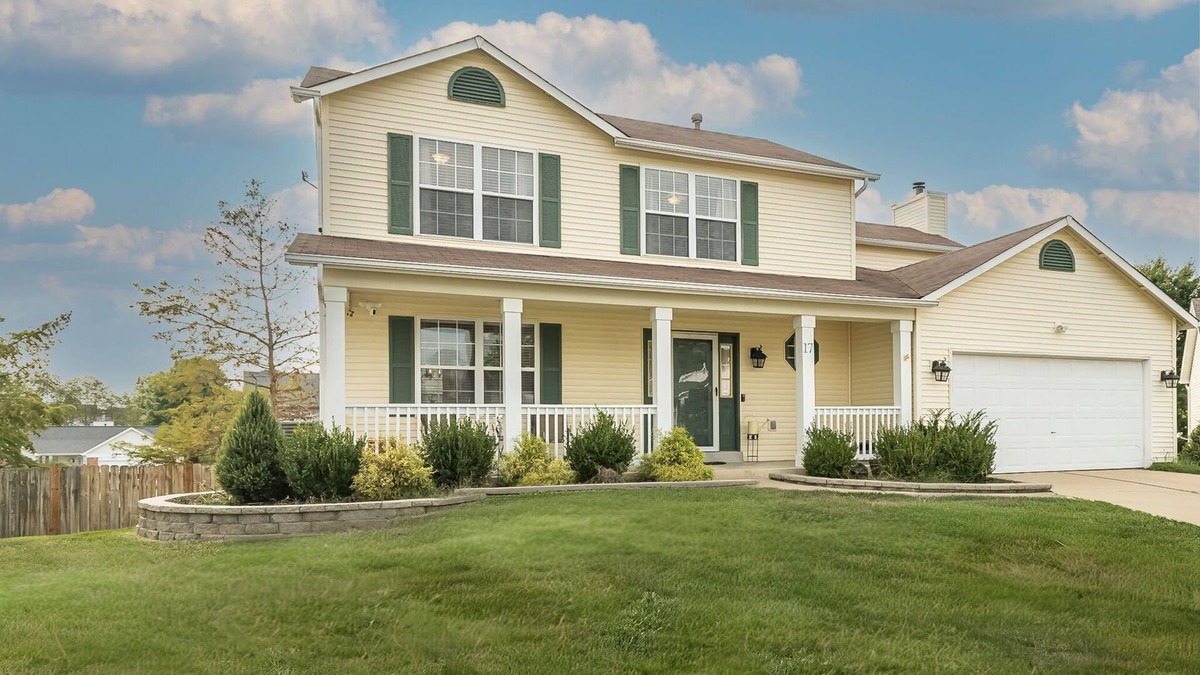 O'Fallon House | Serene Ivory*Fireplace*Fenced Yard* Dogs Welcome!