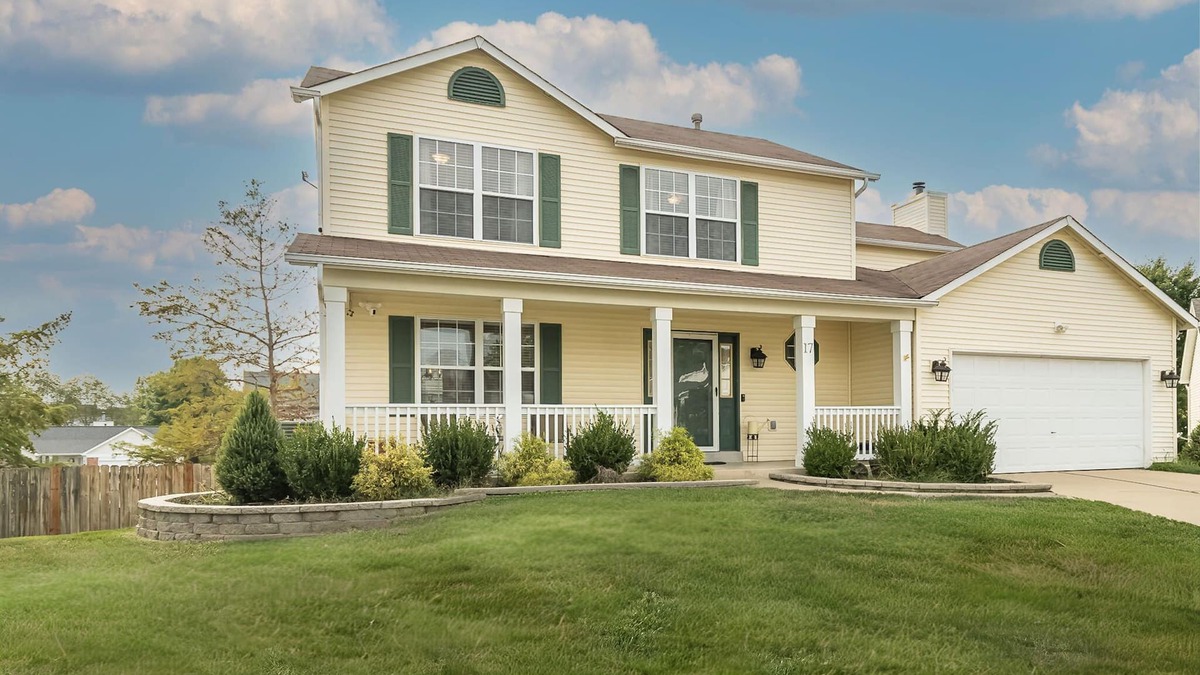 O'Fallon House | Serene Ivory*Fireplace*Fenced Yard* Dogs Welcome!