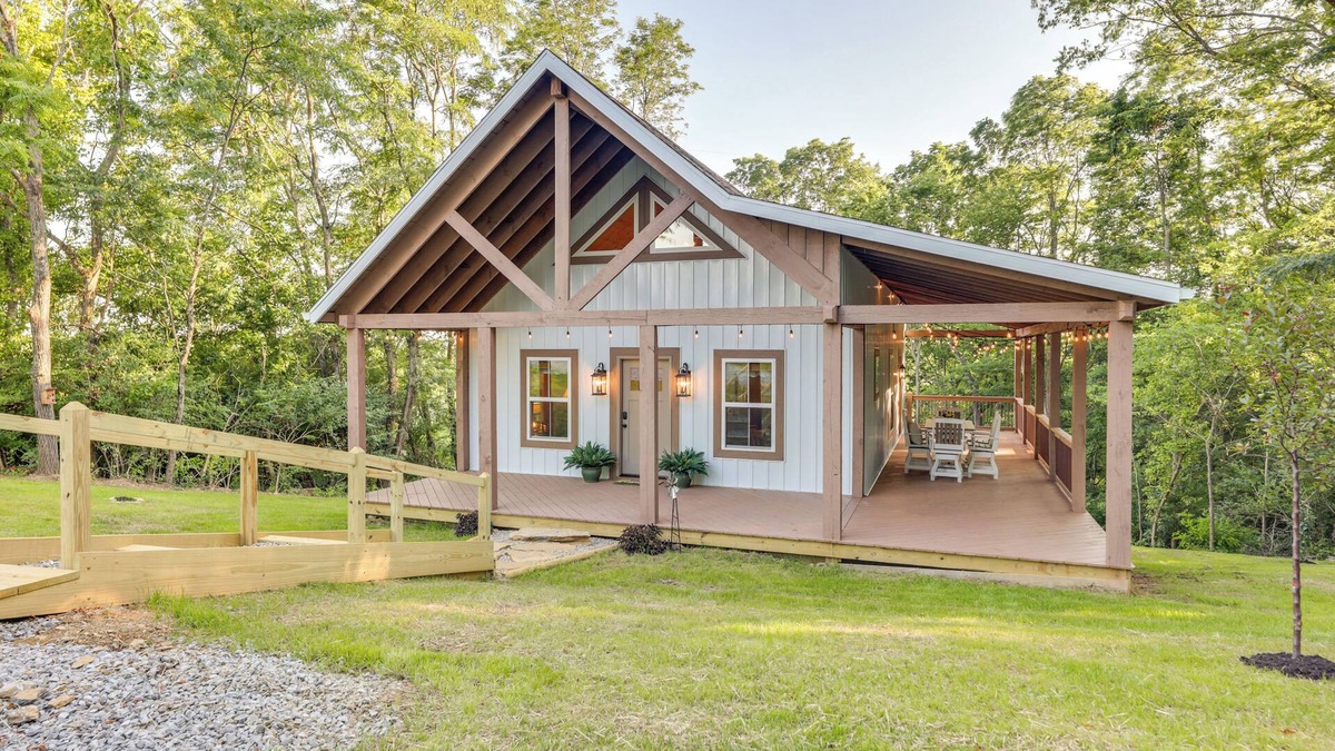 Williamstown Cottage | Serene Kentucky Cabin w/Fireplace + Fire Pit!
