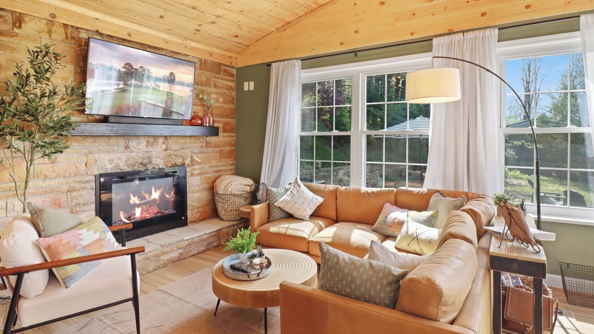 Crittenden House | Serene Kentucky Lake Cabin Hot tub, Kayaks, Quiet Space, 15 min to Ark