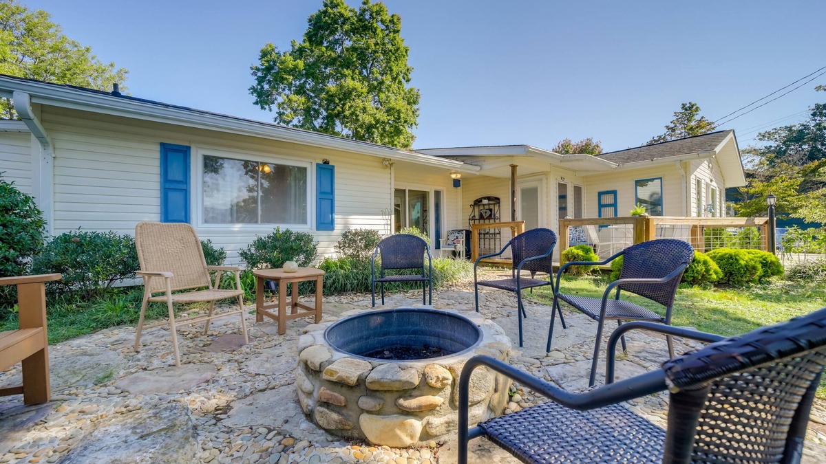 Lake Junaluska Apartment | Serene Lake Junaluska Gem: Deck & Mountain Views