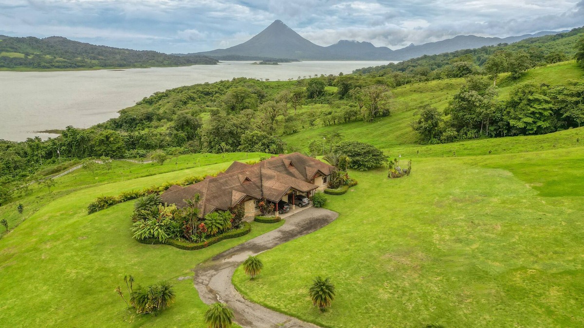 Tronadora House | Serene Lake View Duplex with a Hot tub, WIFI, & Dog Friendly