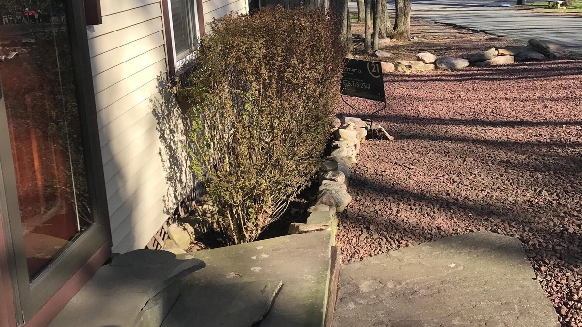 Lake Harmony Estates Cottage | Serene lake-view getaway, walk to lake, restaurants, mini-golf..near ski area.