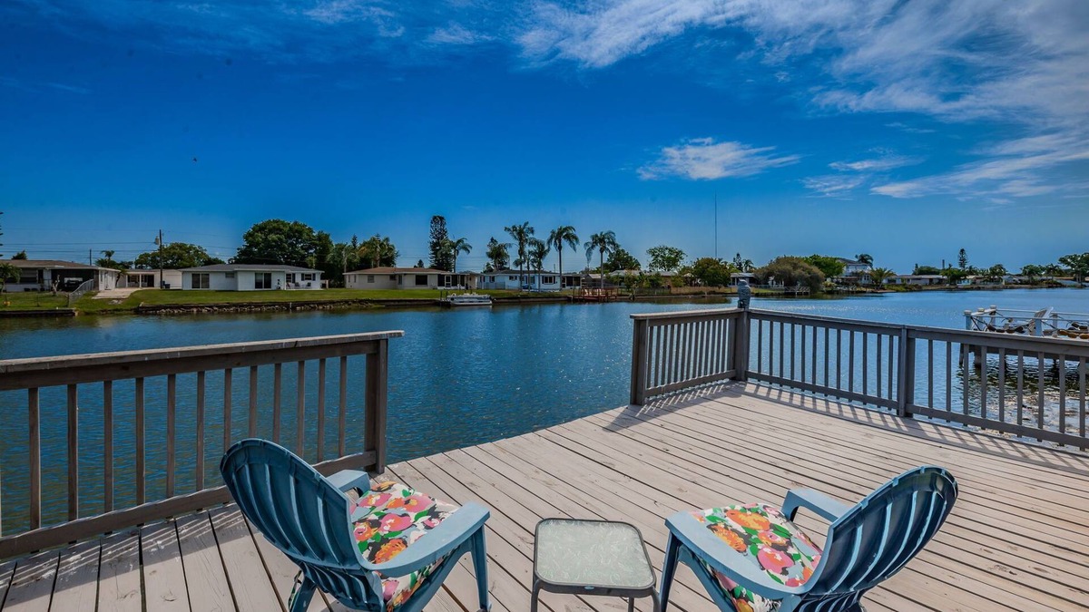 Aloha Gardens House | Serene Lakefront home in Tampa Bay, close to beaches and downtown Tarpon Springs