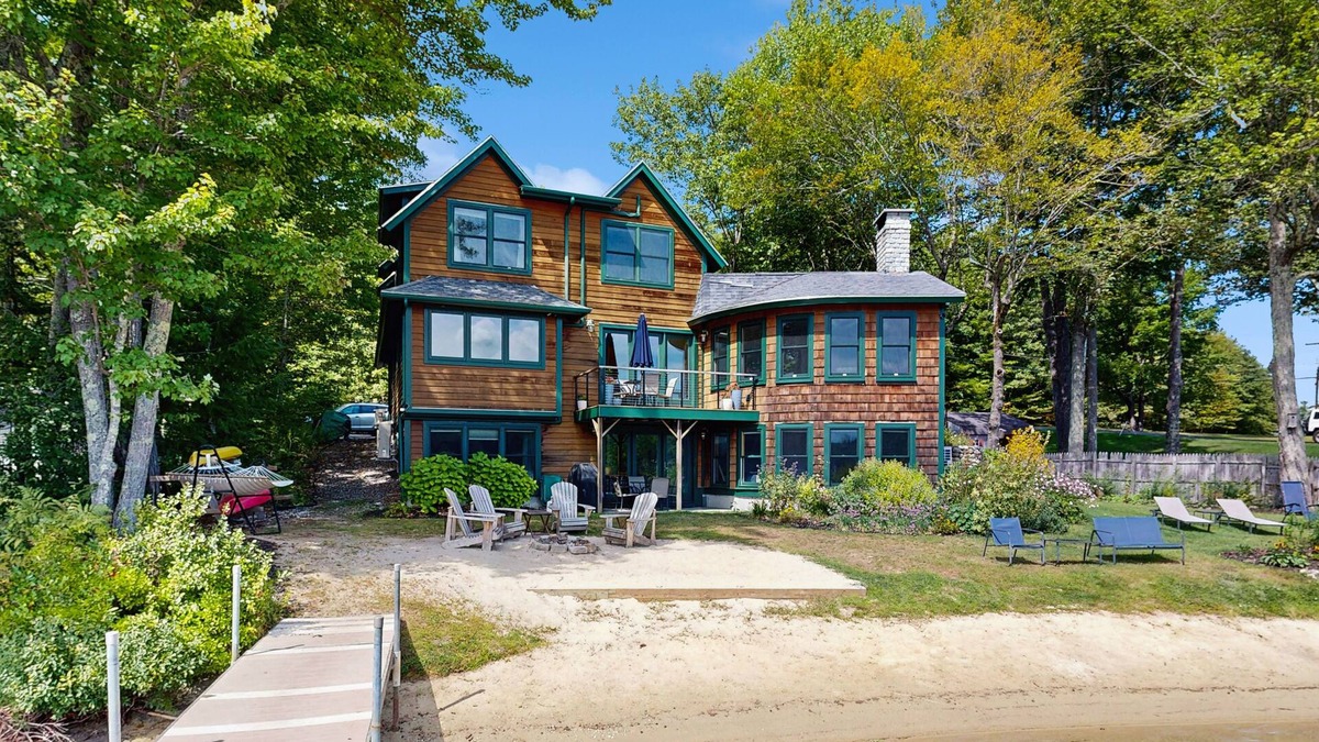 Casco House | Serene Lakefront Lodge with Private Beach, BBQ Grill, Dock and Game Room