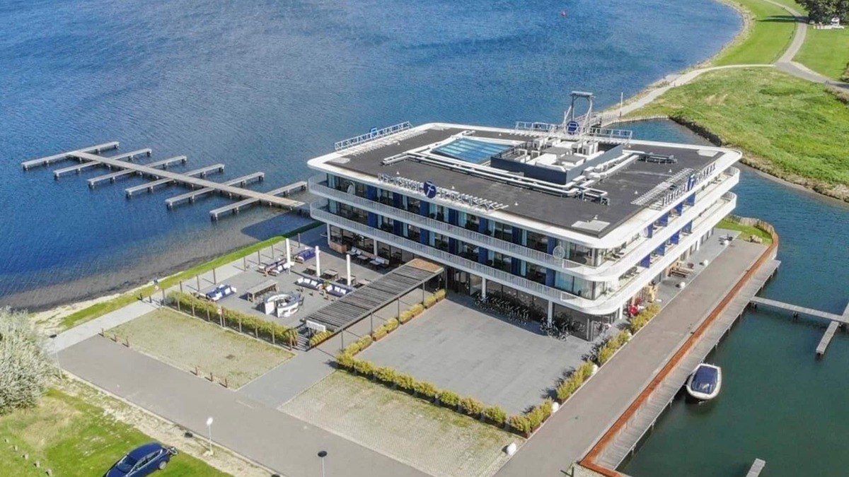 Oranjeplaat Hotel | Serene Lakeview Room with Onsite Dining Near Iguana Reptile Zoo