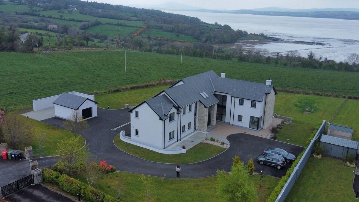 Letterkenny House | Serene luxurious Haven with Sea View: Rooms or Entire Property Letterkenny
