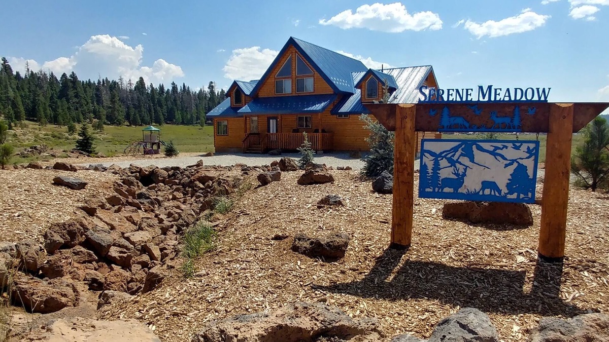 Duck Creek Village Cabin | SERENE MEADOWn3bdrm BEAUTIFUL/RELAXING CABIN RIGHT IN THE MEADOW OF DUCKCREEK.