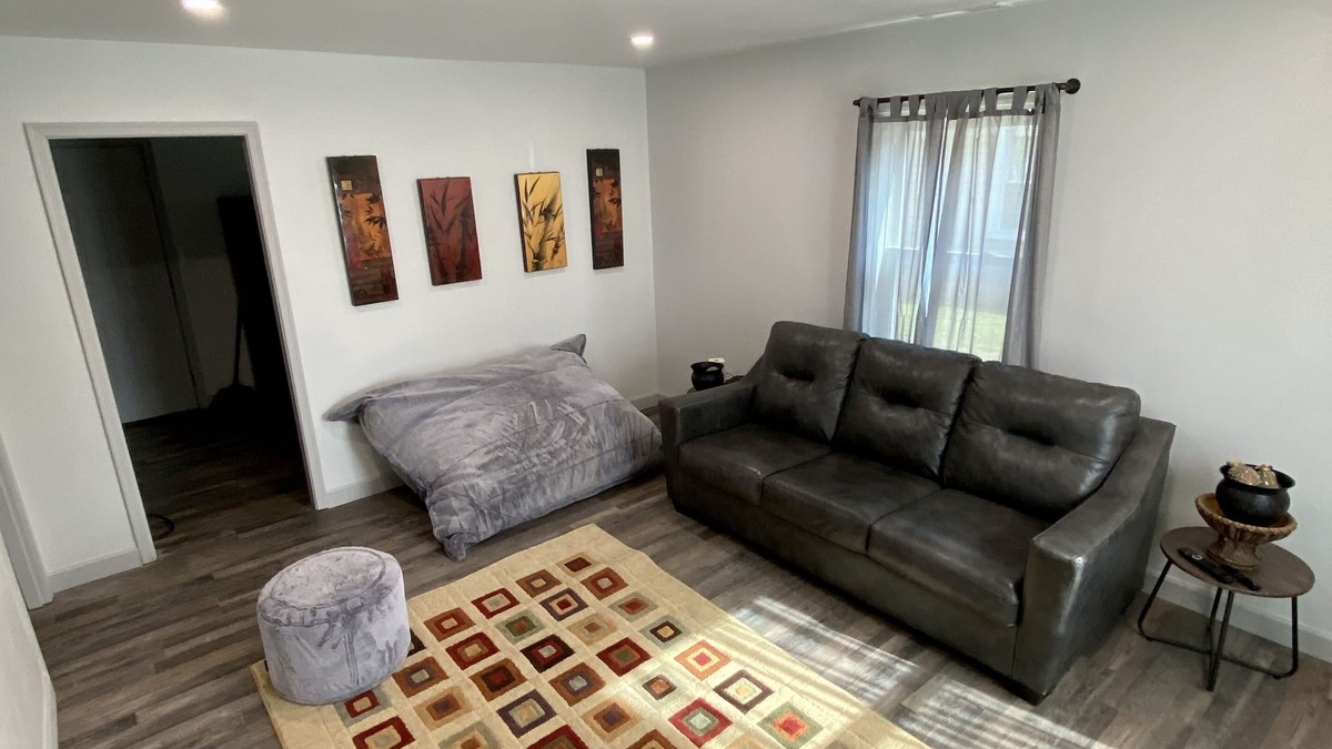 Birmingham House | Serene & Modern | 5★ Location, ♛Queen Bed, Parking