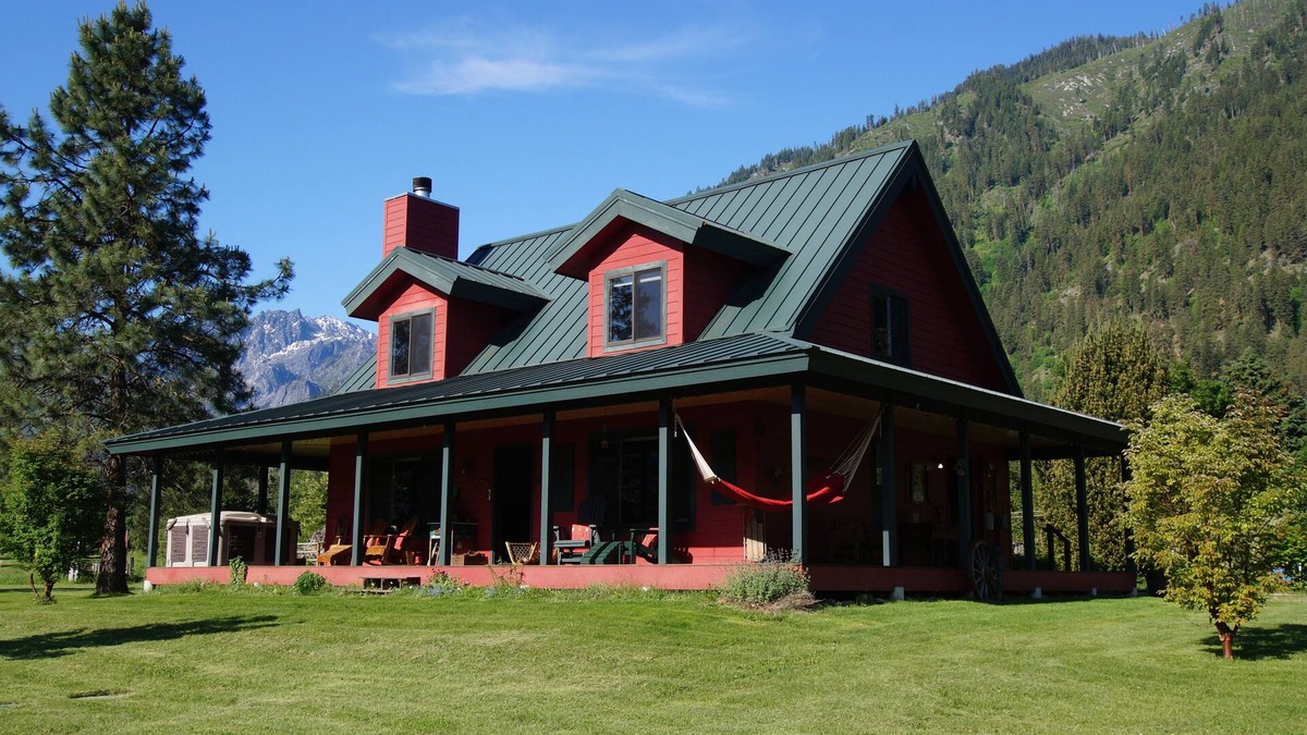 Leavenworth Cabin | Serene mountain views, ONLY 5 minutes from Leavenworth, AND Dog Friendly!