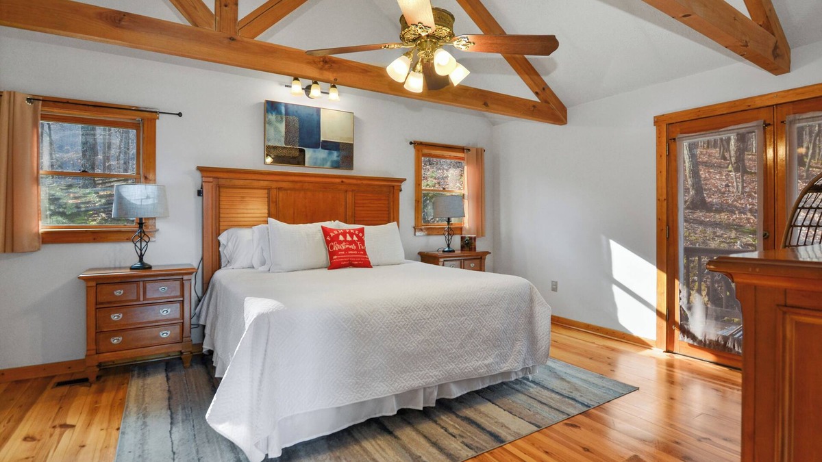 Walnut Mountain Cabin | Serene Mountain View Retreat. Pool, Firepit & Hot tub, Fireplace Dogs Welcome!