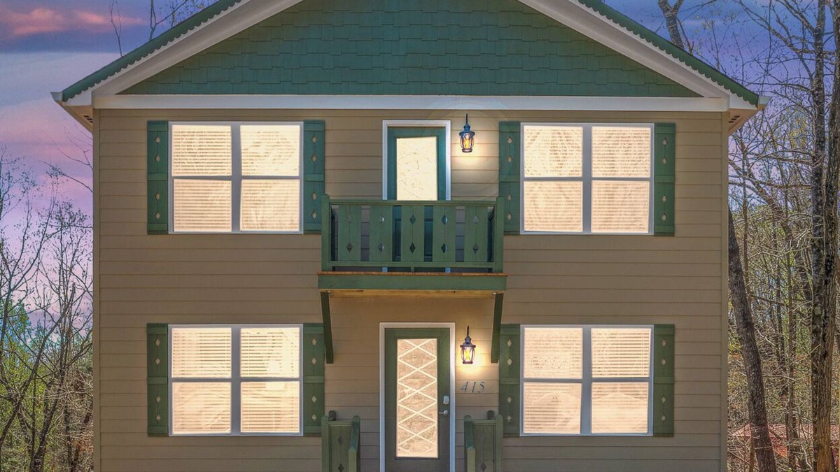 Helen House | ★ Serene Mountain Views ★ Hot Tub, Games + Grill ★