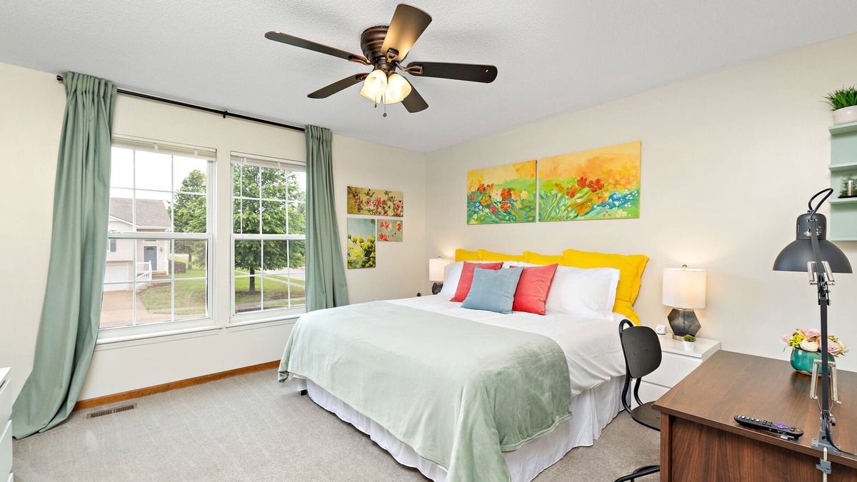 Raymore House | ⭐️ Serene Oasis ✅ 3 King Beds ✅ Fast Wifi ✅ Free Parking