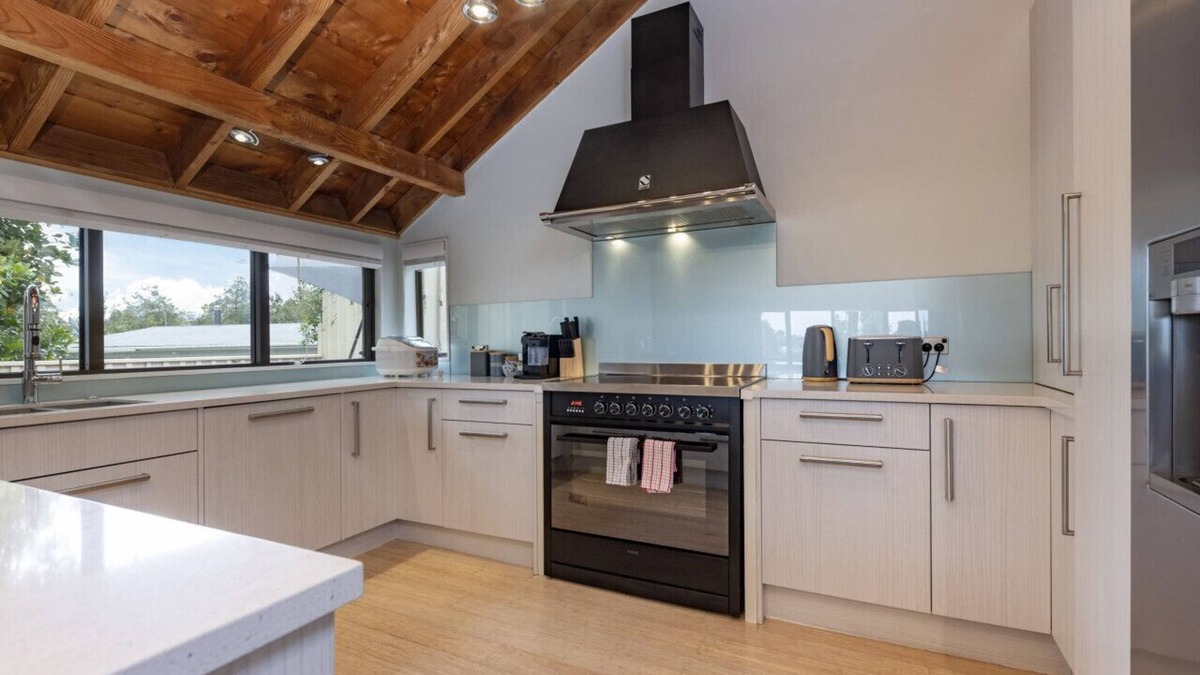 Torbay House | Serene Oasis: Spa Playground and Movie Nights!