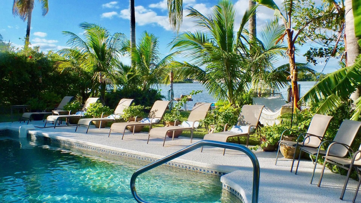 Yacht Club Estates House | Serene old Florida home on Sawfish Bay, kayaks, pool + hottub SEP 7 - 14
