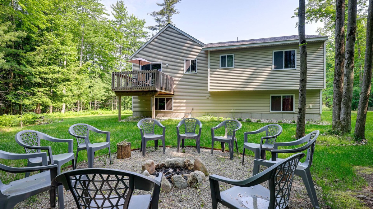 Pentwater House | Serene Pentwater Getaway w/Yard Near Lakes
