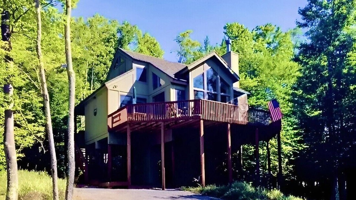 Davis House | Serene Pet Friendly Cabin w/Resort Perks in Heart of WV Hike/Fish/Bike/Ski