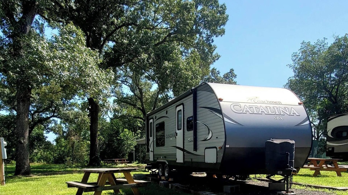 Montgomery County Ski Chalet | Serene Pinehurst Camper - Sleeps 2 - Pet Friendly