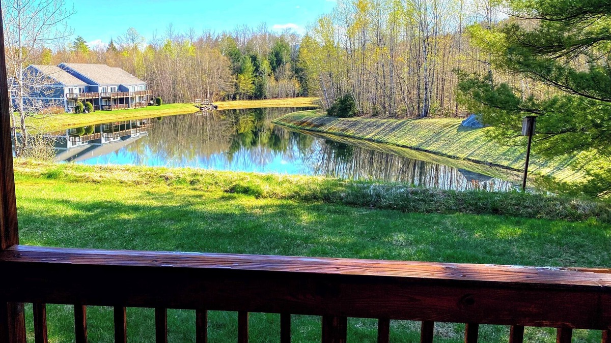 Lincoln Condo | Serene pond views from this charming 2-bed White Mountains condo