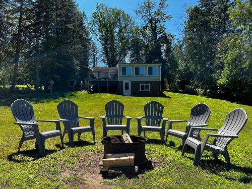 Wolcott House | Serene Port Bay Cottage