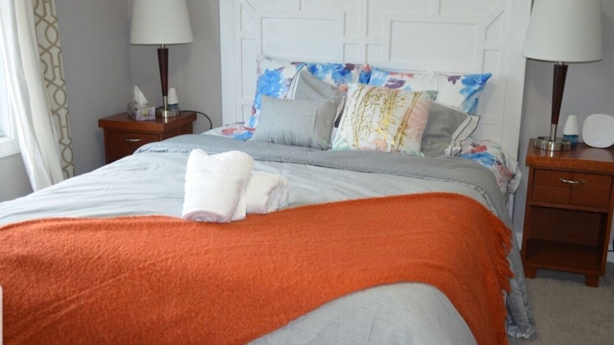 Calgary House | Serene & Relaxing Home With King Bed, Near Calgary Airport