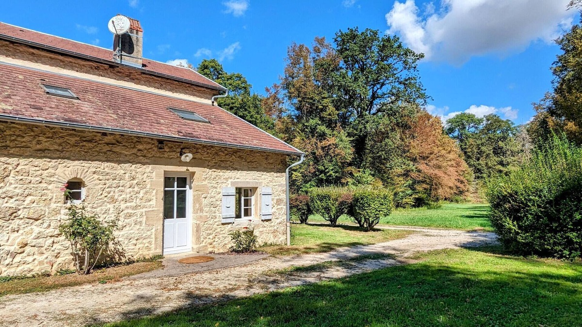 Saint-Loup-Nantouard Cottage | Serene retreat with private pool and tennis in the heart of nature