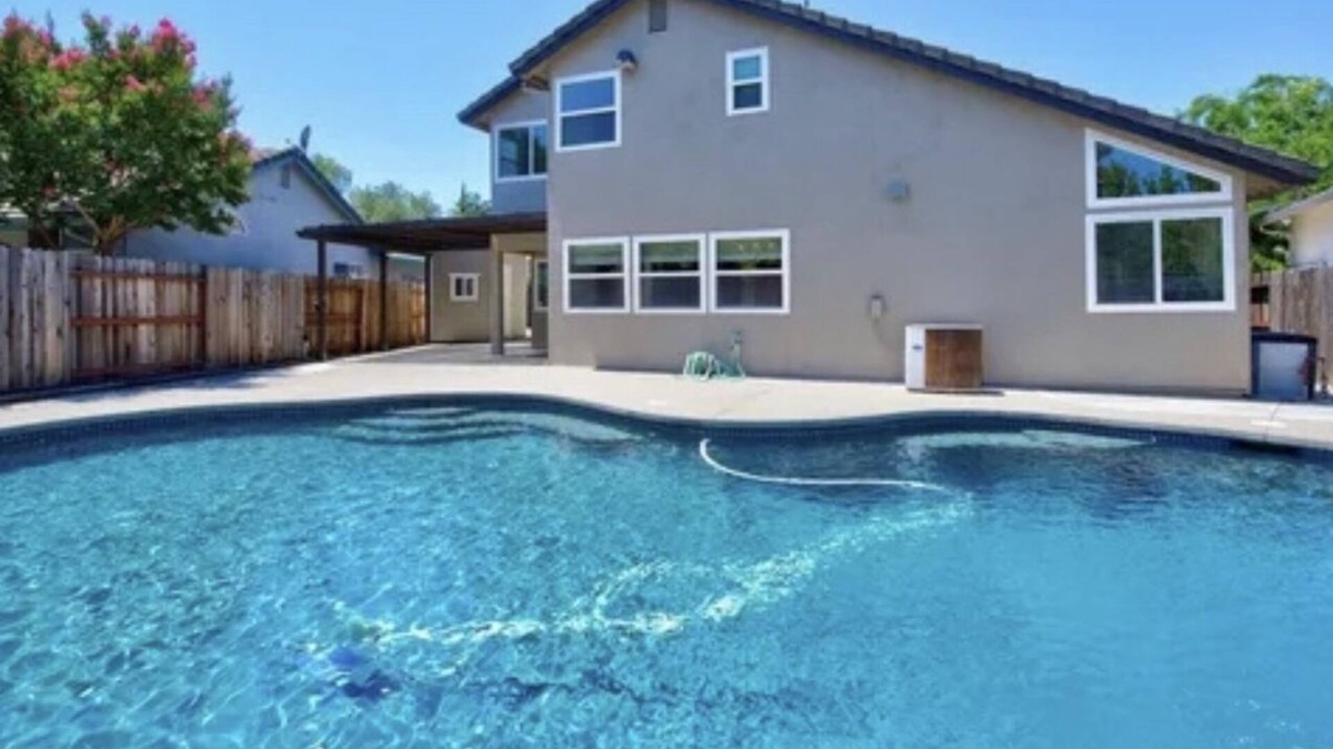 Nut Tree House | Serene Retreat: W/Waterfall Pool, Proximity to Shopping & Gastronomic Delights.