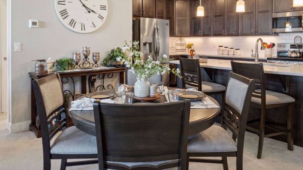 Windsor Apartment | Serene Retreat with Hot Tub, Sauna, Pool & Gym