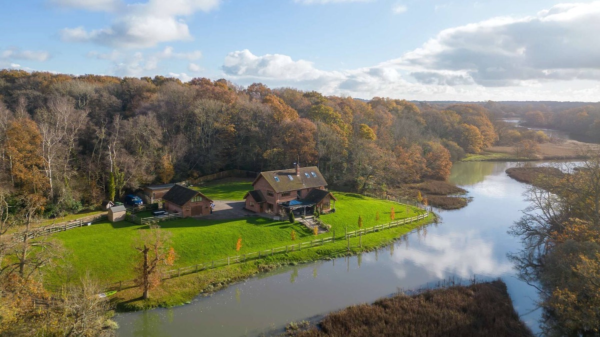 Netley House | Serene Riverside: 6BR Luxury Retreat in Curdridge