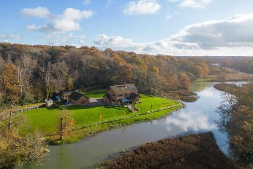 Netley House | Serene Riverside: 6BR Luxury Retreat in Curdridge