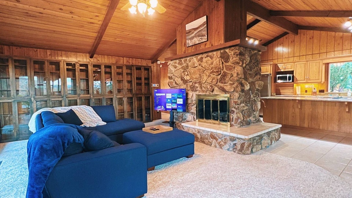 Eagle Point House | Serene Shasta Hilltop Escape w/private jacuzzi and sauna.