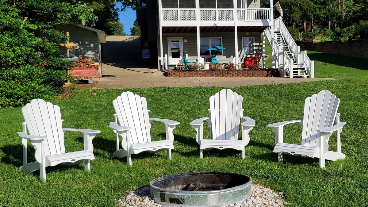Bracey House | Serene, Spacious Lakefront Home in a Quiet Cove