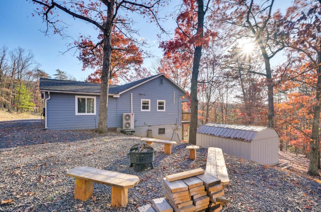 Points House | Serene Springfield Retreat on 6 Acres with Hot Tub!