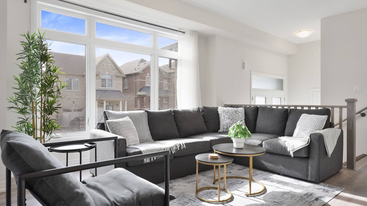 Pickering House | Serene Stays - Pickering (5 Beds, 2.5 Baths, 4 Parking)