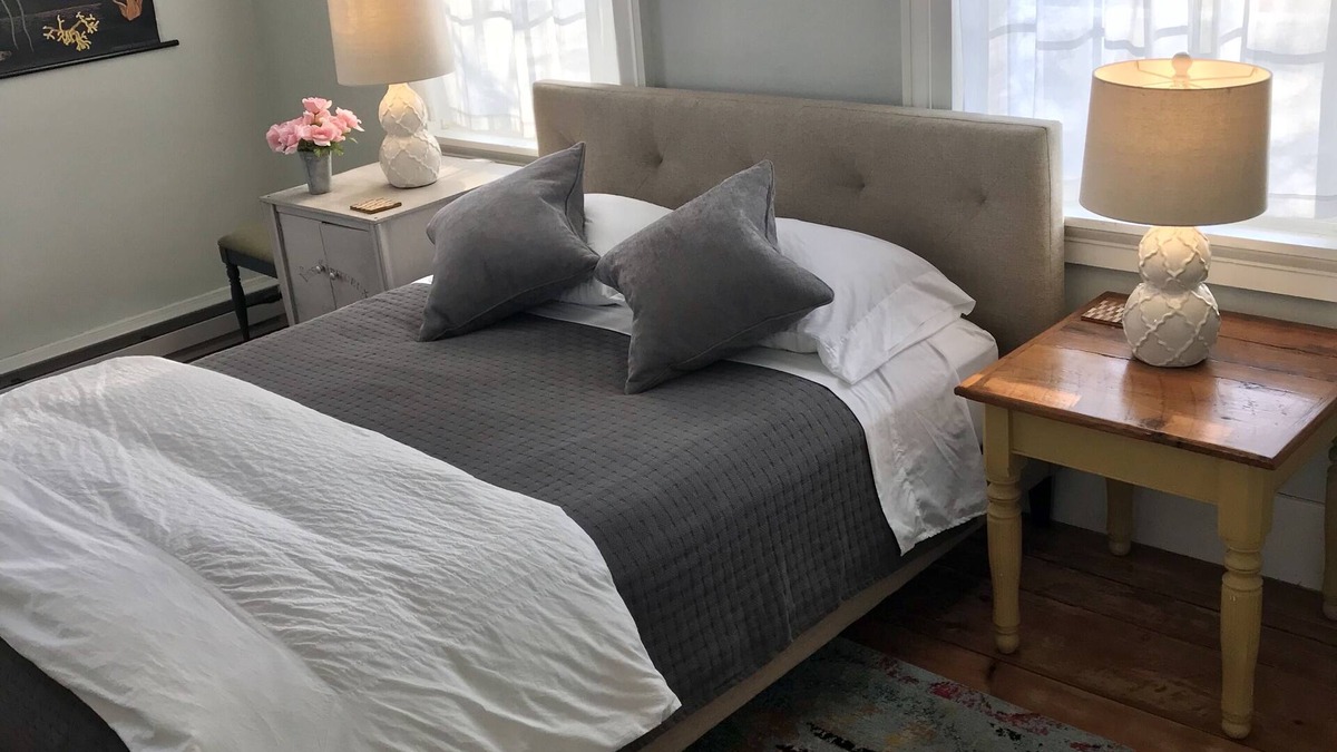 Franklin House | Serene Two Bedroom Suite To Rent In Historic Home