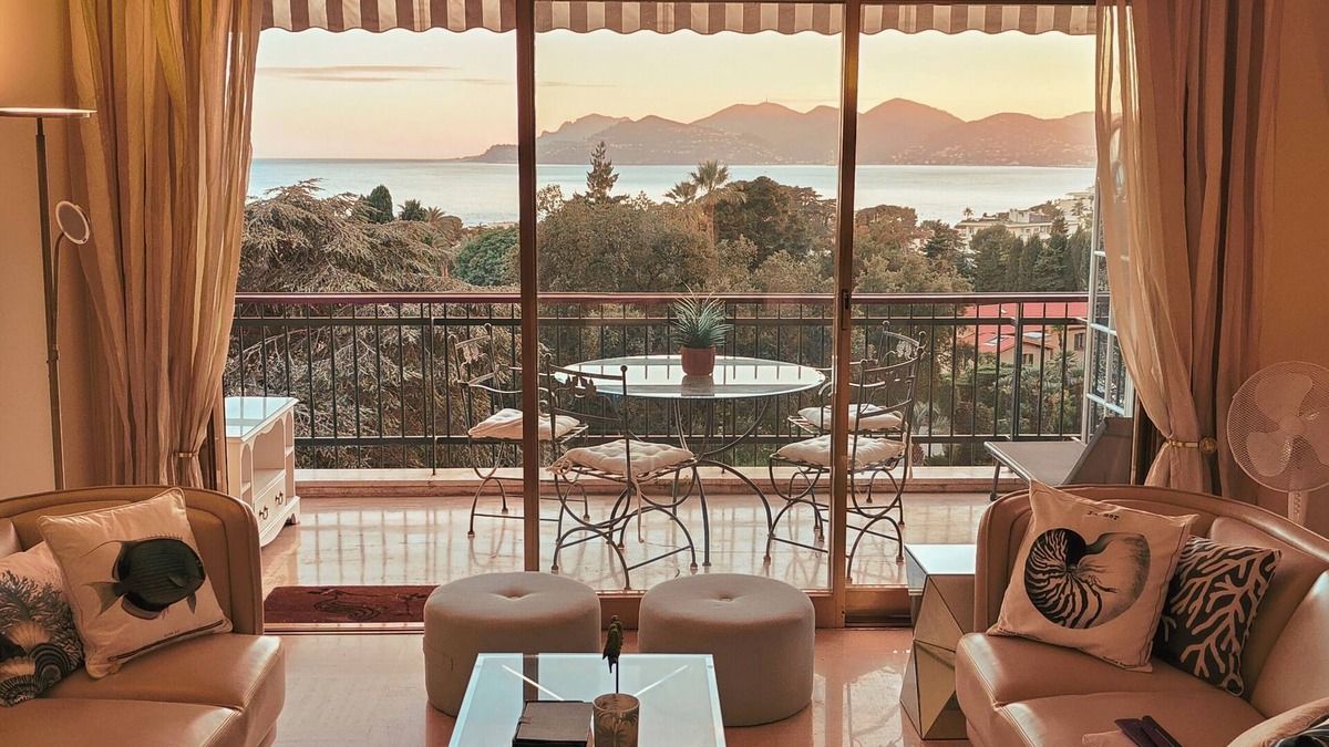 La Croix des Gardes Apartment | Serene Upmarket Apartment With Views, 450m from Beach, 700m from the Old Town
