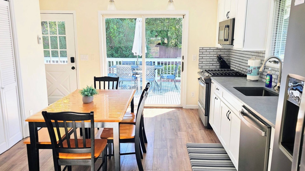 Greenwich Apartment | Serene upstairs apt. Walk to town, train, & beach ferry!