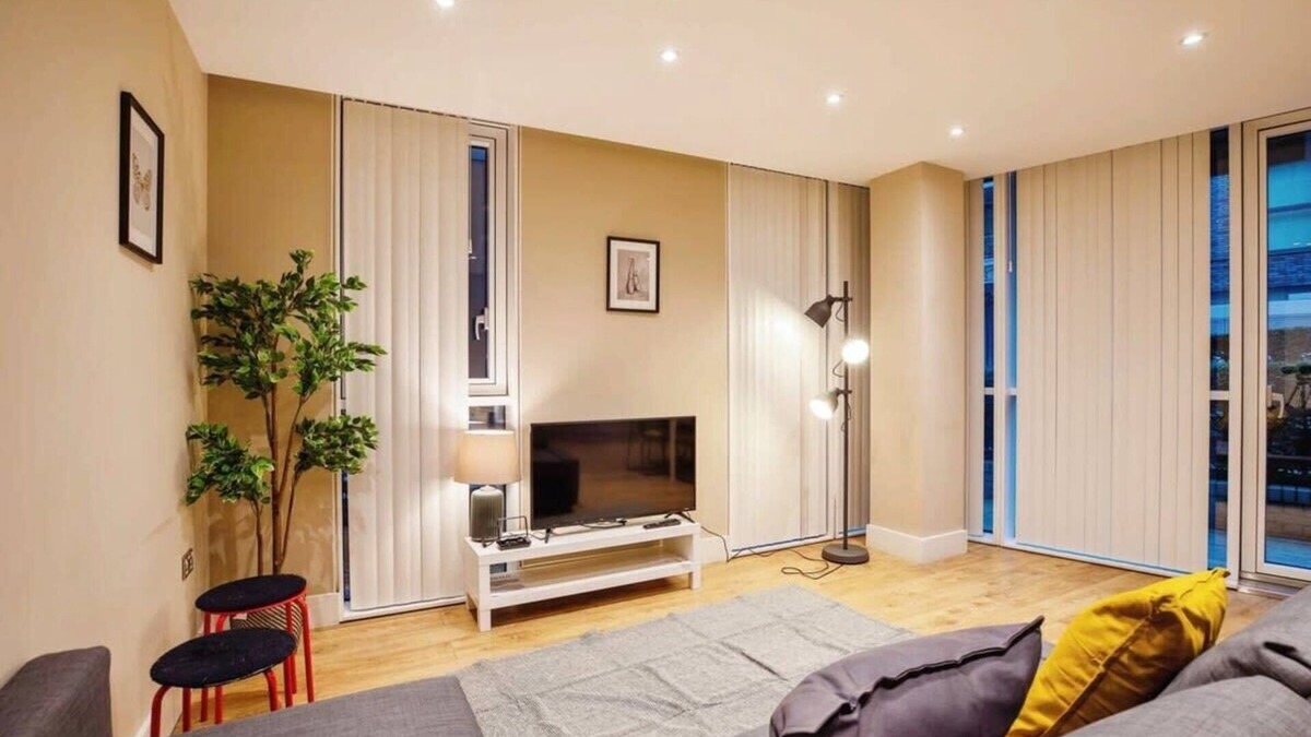 Whitechapel Apartment | Serene Urban Retreat in London