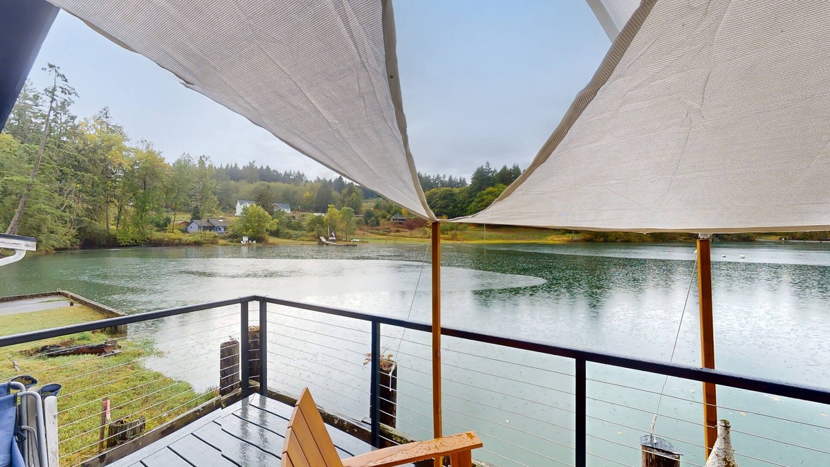 Fox Island Cottage | Serene waterfront home with gorgeous deck & views of the cove/mountains