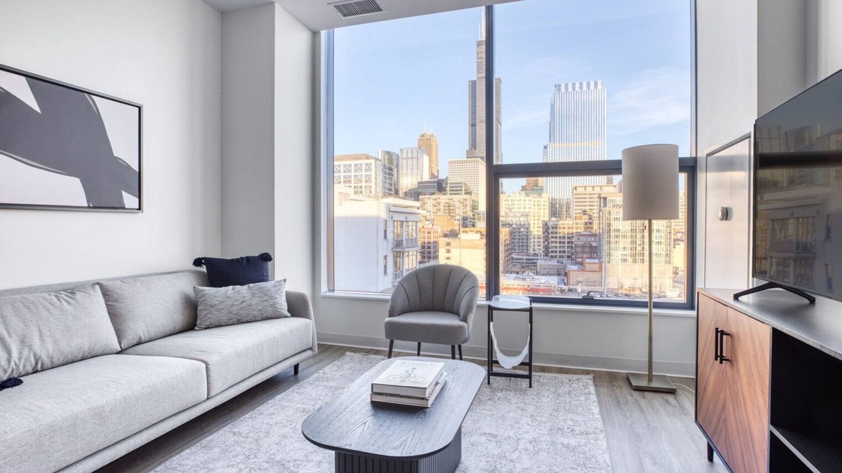 West Loop Apartment | Serene West Loop 2BR w/Gym & Pool in heart of Greektown, by Blueground
