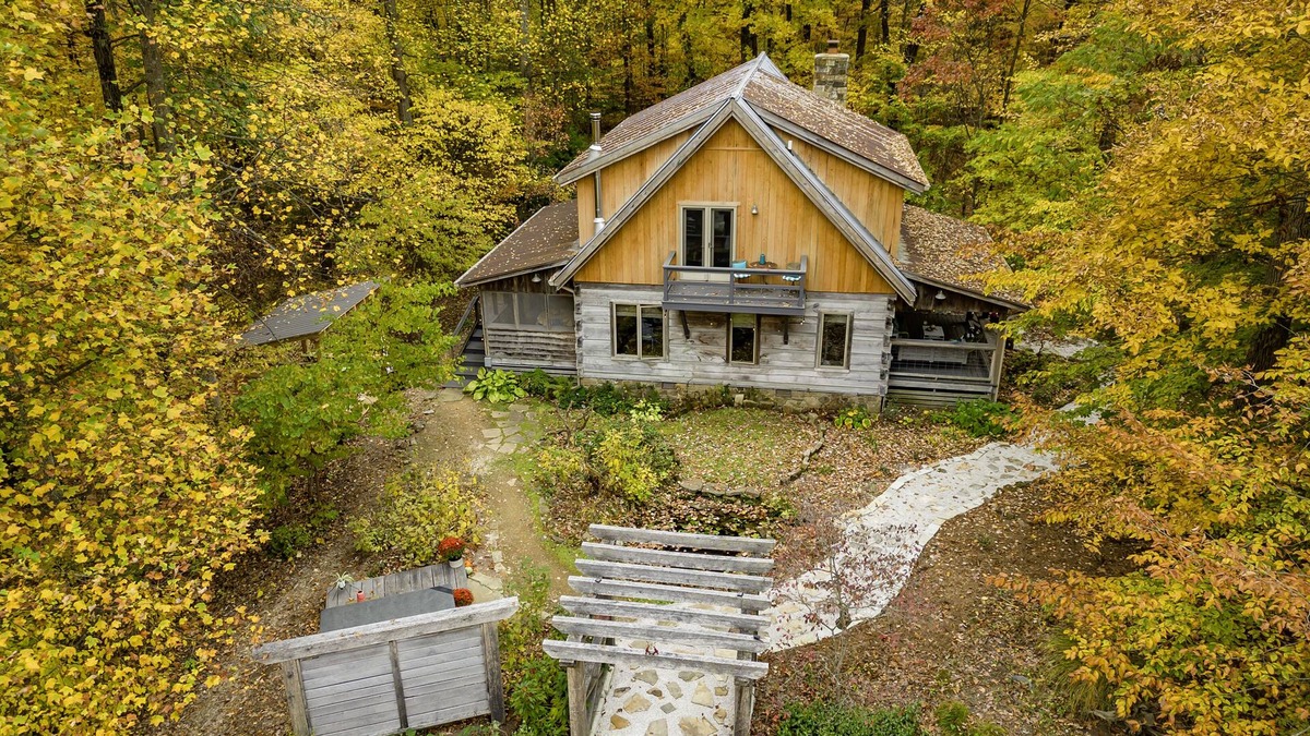 Unionville Cabin | Serene Winter Escape: Hiking Trails & A-List Amenities, Brown County & B-town